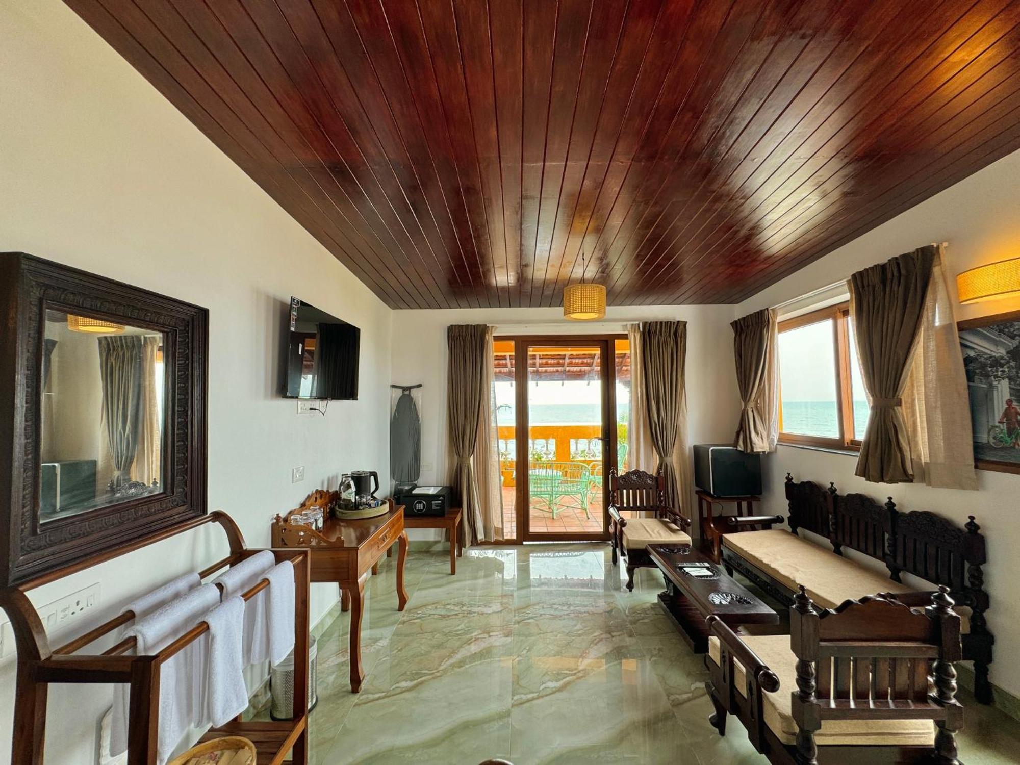 La Plage Seaview Suites Pondicherry Exterior foto